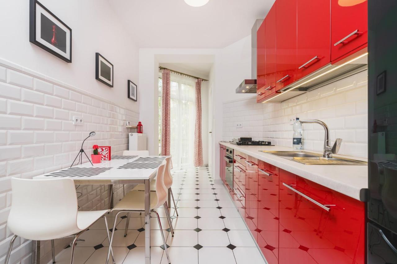 Modern Urban Escape - Old Town Apartment - By Upstairs Краков Экстерьер фото